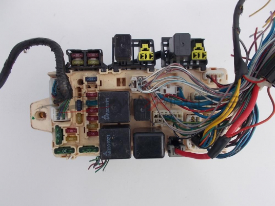 Бушонно табло за MITSUBISHI PAJERO 3.2 DID Fuse box MR445951B