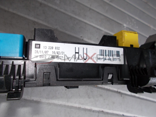 Бушонно табло за OPEL ZAFIRA B 1.9 CDTI  Fuse box  13220832  5DK008669-73