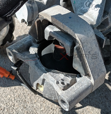 ЛЯВ ТАМПОН ДВИГАТЕЛ AUDI A6 4G